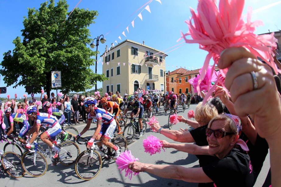 Un momento della seconda tappa del Giro d'Italia 2015 da Albenga a Genova, 10 maggio 2015. ANSA/CLAUDIO PERI