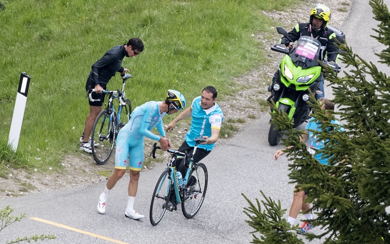 Italian rider Vincenzo Nibali of Astana Pro Team changes his bike on the way of the 15th stage of Giro dÕItalia cycling race from Castelrotto to Alpe di Siusi, 22 May 2016. ANSA/CLAUDIO PERI